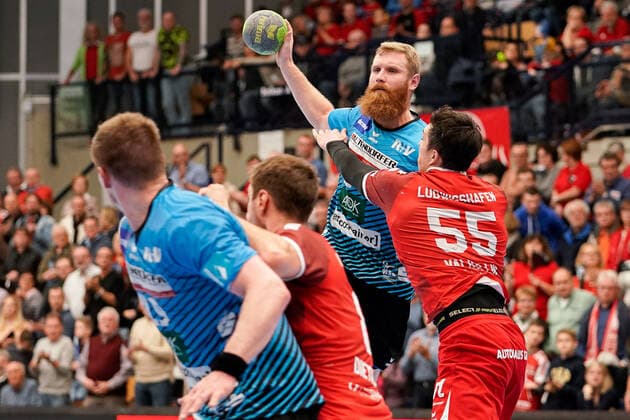 v.li.: Anton Prakapenia (HSG Nordhorn, 24), Azat Valiullin (Die Eulen, 55), Zweikampf, Spielszene, Duell, duel, tackle, tackling, Dynamik, Action, Aktion, 17.11.2019, Ludwigshafen am Rhein (Deutschland), Handball, Bundesliga, TSG Ludwigshafen-Friesenheim (Die Eulen) - HSG Nordhorn-Lingen, DFB DFL REGULATIONS PROHIBIT ANY USE OF PHOTOGRAPHS AS IMAGE SEQUENCES AND OR QUASI-VIDEO.