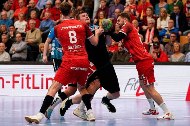 v.li.: Gunnar Dietrich (Die Eulen, 8), Luca de Boer (HSG Nordhorn, 19), Alexander Falk (Die Eulen, 20), Zweikampf, Spielszene, Duell, duel, tackle, tackling, Dynamik, Action, Aktion, 17.11.2019, Ludwigshafen am Rhein (Deutschland), Handball, Bundesliga, TSG Ludwigshafen-Friesenheim (Die Eulen) - HSG Nordhorn-Lingen, DFB DFL REGULATIONS PROHIBIT ANY USE OF PHOTOGRAPHS AS IMAGE SEQUENCES AND OR QUASI-VIDEO.