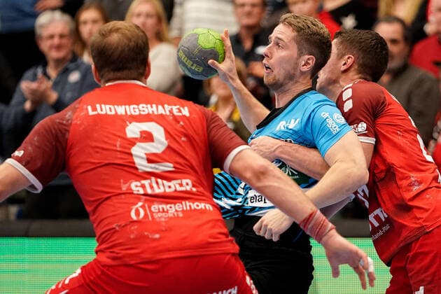 v.li.: Frederic Stüber (Die Eulen, 2), Alex Terwolbeck (HSG Nordhorn, 18), Jerome Müller (Die Eulen, 27), Zweikampf, Spielszene, Duell, duel, tackle, tackling, Dynamik, Action, Aktion, 17.11.2019, Ludwigshafen am Rhein (Deutschland), Handball, Bundesliga, TSG Ludwigshafen-Friesenheim (Die Eulen) - HSG Nordhorn-Lingen, DFB DFL REGULATIONS PROHIBIT ANY USE OF PHOTOGRAPHS AS IMAGE SEQUENCES AND OR QUASI-VIDEO.