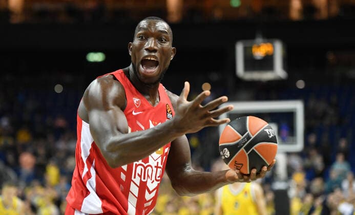 Michael Ojo (Belgrad), nach einem Foul keiner Schuld bewuss ALBA Berlin - Roter Stern Belgrad Basketball, Euroleague, Gruppenphase, Vorrunde, Herren, Männer, Maenner, men, Saison 2019 2020 Berlin, 19.11.2019 Mercedes-Benz Arena