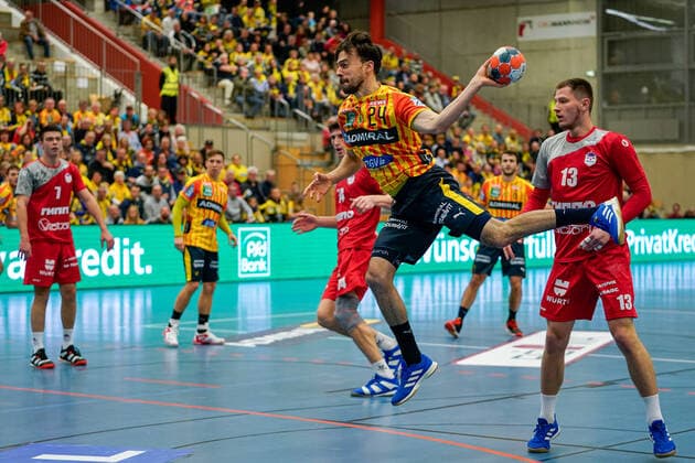 v.li.: Viachaslau Bokhan (SKA Minsk, 74), Patrick Groetzki (RNL, 24) am Ball, Mikalai Aliokhin (SKA Minsk, 13), beim Sprungwurf, Wurf, Torwurf, Action, Aktion, Spielszene, 20.11.2019, Mannheim (Deutschland), Handball, EHF-Pokal, Rhein-Neckar Löwen - SKA Minsk