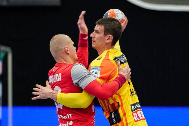 v.li.: Ivan Brouka (SKA Minsk, 80), Andre Schmid (Andy Schmid, RNL, 2), Zweikampf, Spielszene, Duell, duel, tackle, tackling, Dynamik, Action, Aktion, 20.11.2019, Mannheim (Deutschland), Handball, EHF-Pokal, Rhein-Neckar Löwen - SKA Minsk