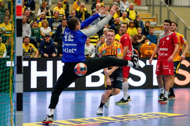 v.li.: Ivan Maroz (Torwart, SKA Minsk, 12), Tim Ganz (RNL, 77), Dzmitry Nikulenkau (SKA Minsk, 17), beim Sprungwurf von außen, Wurf, Torwurf, Action, Aktion, Spielszene, erzielt ein Tor, Torerfolg, 20.11.2019, Mannheim (Deutschland), Handball, EHF-Pokal, Rhein-Neckar Löwen - SKA Minsk