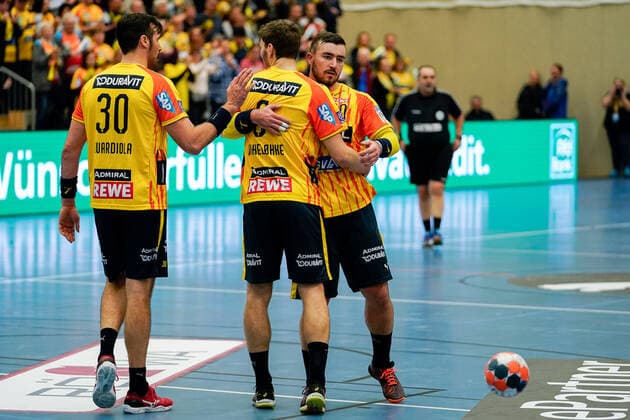 v.li.: Gedeon Guardiola (RNL, 30), Niclas Kirkelokke (Kirkelökke, RNL, 6), Jannik Kohlbacher (RNL, 80), Jubel nach dem Schlusspfiff, Sieg, Sieger, Gewinner, jubelt, jubeln, Freude, optimistisch, Highlight, Action, Aktion, 20.11.2019, Mannheim (Deutschland), Handball, EHF-Pokal, Rhein-Neckar Löwen - SKA Minsk
