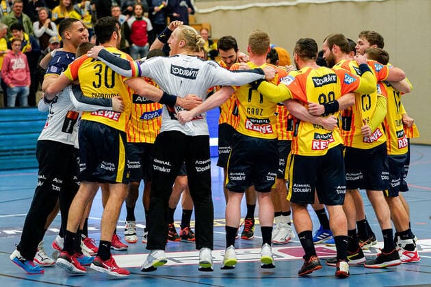 Sport Bilder des Tages Spieler der Rhein-Neckar-Löwen, Jubel nach dem Schlusspfiff, Sieg, Sieger, Gewinner, jubelt, jubeln, Freude, optimistisch, Highlight, Action, Aktion, 20.11.2019, Mannheim (Deutschland), Handball, EHF-Pokal, Rhein-Neckar Löwen - SKA Minsk