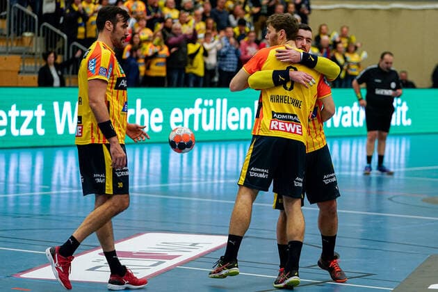 v.li.: Gedeon Guardiola (RNL, 30), Niclas Kirkelokke (Kirkelökke, RNL, 6) und Jannik Kohlbacher (RNL, 80), Jubel nach dem Schlusspfiff, Sieg, Sieger, Gewinner, jubelt, jubeln, Freude, optimistisch, Highlight, Action, Aktion, 20.11.2019, Mannheim (Deutschland), Handball, EHF-Pokal, Rhein-Neckar Löwen - SKA Minsk