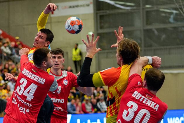Sport Bilder des Tages v.li.: Bogdan Cherkashchenko (SKA Minsk, 34), Andre Schmid (Andy Schmid, RNL, 2), Viachaslau Bokhan (SKA Minsk, 74), Jesper Nielsen (RNL, 36), Dzianis Rutenka (SKA Minsk, 30), Anspiel an den Kreis, Pass auf den Kreisläufer, Kreismitte, Kreisanspiel, Aktion, Action, Spielszene, 20.11.2019, Mannheim (Deutschland), Handball, EHF-Pokal, Rhein-Neckar Löwen - SKA Minsk