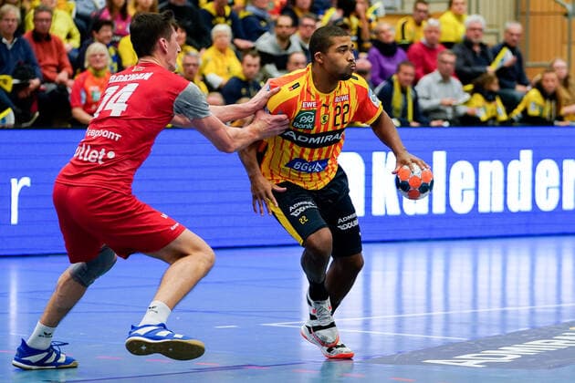 v.li.: Viachaslau Bokhan (SKA Minsk, 74), Mads Mensah Larsen (RNL, 22), Aktion, Action, Spielszene, 20.11.2019, Mannheim (Deutschland), Handball, EHF-Pokal, Rhein-Neckar Löwen - SKA Minsk