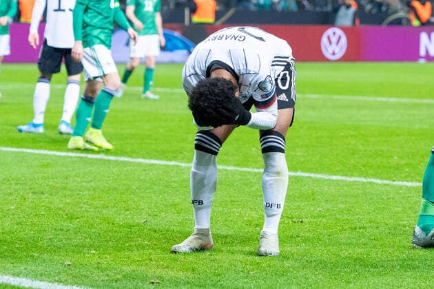 Serge GNABRY (GER) aergert sich uber eine vergebene Torchance, ärgert, frustriert, Frust, gefrustet, wuetend, Wut, wütend, zornig, Zorn, ganze Figur, Fussball Laenderspiel, EM-Qualifikation, Gruppe C, Deutschland (GER) - Nordirland (NIR) 6:1, am 19.11.2019 in Frankfurt Deutschland. Â