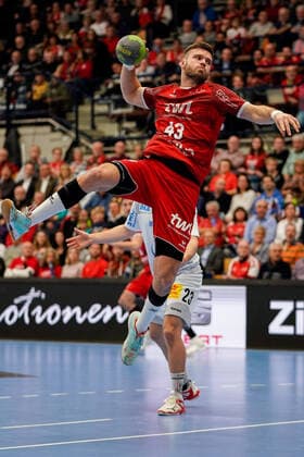 v.li.: Kai Dippe (Die Eulen, 43), Albin Lagergren (SCM, 23), beim Sprungwurf, Wurf, Torwurf, Action, Aktion, Spielszene, 28.11.2019, Ludwigshafen am Rhein (Deutschland), Handball, Bundesliga, TSG Ludwigshafen-Friesenheim (Die Eulen) - SC Magdeburg