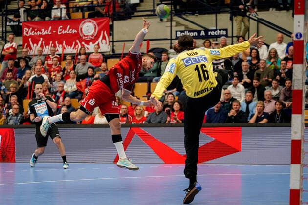 v.li.: Kai Dippe (Die Eulen, 43), Jannick Green Krejberg (SCM, Torwart, 16), beim Sprungwurf, Wurf, Torwurf, Action, Aktion, Spielszene, 28.11.2019, Ludwigshafen am Rhein (Deutschland), Handball, Bundesliga, TSG Ludwigshafen-Friesenheim (Die Eulen) - SC Magdeburg