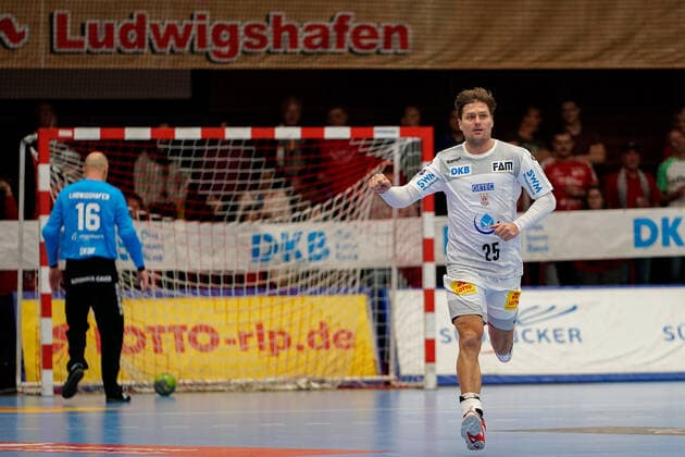 Torschütze Marko Bezjak (SCM, 25) jubelt über ein Tor, Jubel, Torjubel, Torerfolg, celebrate the goal, goal, celebration, Jubel ueber das Tor, optimistisch, Spielszene, Highlight, Einzelbild, Action, Aktion, 28.11.2019, Ludwigshafen am Rhein (Deutschland), Handball, Bundesliga, TSG Ludwigshafen-Friesenheim (Die Eulen) - SC Magdeburg
