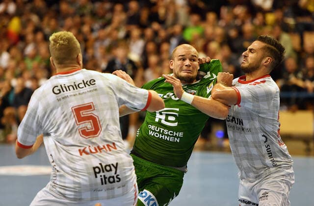 Paul Drux (Füchse) beim Wurf, links Julius Kühn (Melsungen), rechts Michael Allendorf (Melsungen), Füchse Berlin - MT Melsungen 1. Bundesliga, DKB-Handballbundesliga, 2019 2020 Herren, Männer, Maenner, Handball, Deutschland, Germany, Max-Schmeling-Halle Berlin, 28.11.2019