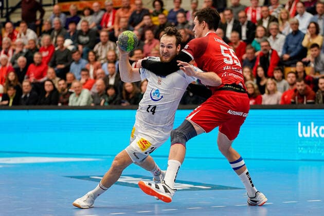 v.li.: Christian O Sullivan (SCM, 24), Azat Valiullin (Die Eulen, 55), Zweikampf, Spielszene, Duell, duel, tackle, tackling, Dynamik, Action, Aktion, 28.11.2019, Ludwigshafen am Rhein (Deutschland), Handball, Bundesliga, TSG Ludwigshafen-Friesenheim (Die Eulen) - SC Magdeburg