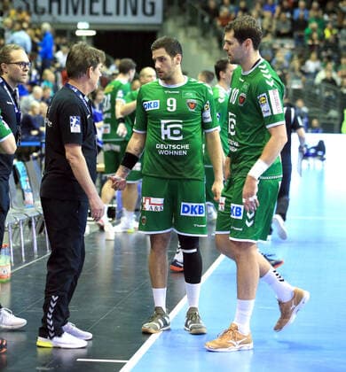 GER, DHB, 1.HBL, FUECHSE BERLIN VS. Melsungen 28.11.2019, Max Schmeling Halle, Berlin, GER, DHB, 1.HBL, FUECHSE BERLIN VS. Melsungen, DHB regulations prohibit any use of photographs as image sequences and or quasi-video im Bild Wegen verstorbenen Zuschauer, Besucher, wurde das Spiel eine halbe Stunde später angepfiffen Cheftrainer (Head Coach) Velimir Petkovic (Fuechse Berlin), Jakov Gojun (Fuechse Berlin 10) , Stipe Mandalinic (Fuechse Berlin 9)