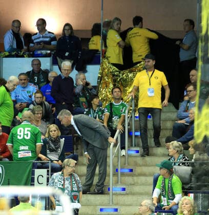 GER, DHB, 1.HBL, FUECHSE BERLIN VS. Melsungen 28.11.2019, Max Schmeling Halle, Berlin, GER, DHB, 1.HBL, FUECHSE BERLIN VS. Melsungen, DHB regulations prohibit any use of photographs as image sequences and or quasi-video im Bild Wegen verstorbenen Zuschauer, Besucher, wurde das Spiel eine halbe Stunde später angepfiffen Frank Steffel (Fuechse Berlin)