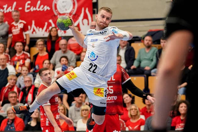 Lukas Mertens (SCM, 22), beim Sprungwurf, Wurf, Torwurf, Action, Aktion, Spielszene, Freisteller, Ganzkörper, Einzelbild, Aktion, Action, 28.11.2019, Ludwigshafen am Rhein (Deutschland), Handball, Bundesliga, TSG Ludwigshafen-Friesenheim (Die Eulen) - SC Magdeburg