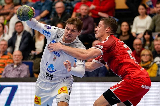 v.li.: Marko Bezjak (SCM, 25), Jerome Müller (Die Eulen, 27), Zweikampf, Spielszene, Duell, duel, tackle, tackling, Dynamik, Action, Aktion, 28.11.2019, Ludwigshafen am Rhein (Deutschland), Handball, Bundesliga, TSG Ludwigshafen-Friesenheim (Die Eulen) - SC Magdeburg