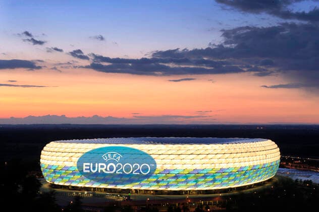 Zur Auslosung der Fussball Euro 2020 am 30.11.2019 in Bukarest EURO 2020 kommt nach Muenchen.. Muenchen ist einer von 13 Austragungsorten der Europameisterschaft 2020. Dies gab der europÅ ische FuÂßballverband UEFA am Freitag in Genf bekannt. In der Allianz-Arena werden in sechs Jahren drei Vorrundenspiele sowie ein Viertelfinale ausgetragen.FOTOMONTAGE.Archivfoto: ALLIANZ ARENA im Abendhimmel,Fussball Arena,Fussballstadion,Stadion,FC Bayern Muenchen,Daemmerung,Abenddaemmerung,Nachthimmel,weisse Beleuchtung,weiss beleuchtet,Licht,Stimmung,Abendstimmung,Uebersicht,Totale,Architektur. Â