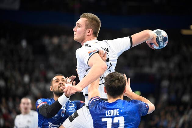 Nikola Bilyk (THW Kiel, 53) gegen Melvyn Richardson (Montpellier HB, 22) und Yanis Lenne (Montpellier HB, 32), Handball, Männer, THW Kiel vs Montpellier HB, Champions-League, 9. Spieltag, Gruppenphase, 30.11.19 Kiel Sparkassen-Arena Schleswig-Holstein Germany