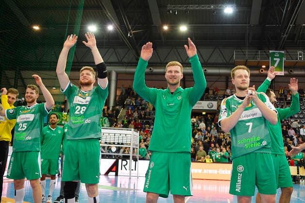 1. Handball-Bundesliga 2019 2020, 15. Spieltag, SC DHfK Leipzig - TSV Hannover-Burgdorf (1.12.2019) Die Spieler von SC DHfK Leipzig feiern nach dem 30:27-Sieg im Handball-Bundesliga-Spiel Leipzig gegen Hannover-Burgdorf (01.12.2019) mit den Fans. Im Bild v.l.n.r. Joel Birlehm (Tormann DHfK Leipzig, Rueckennummmer 35), Gregor Remke (Rueckraumspieler DHfK Leipzig, Rueckennummmer 25), Maciej Gebala (Kreislaeufer DHfK Leipzig, Rueckennummmer 28), Philipp Weber (Rueckraumspieler DHfK Leipzig, Rueckennummmer 20), Luca Witzke (Rueckraumspieler DHfK Leipzig, Rueckennummmer 7). Leipzig Sachsen Deutschland Arena Leipzig