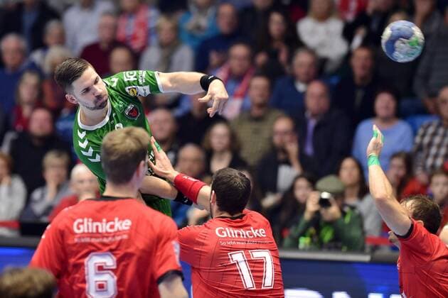 Fabian Wiede (Fuechse Berlin) beim Wurf; Felix Danner (MT Melsungen) (NR17) , GER, MT Melsungen - Fuechse Berlin, Handball, DHB Pokal, 03.12.2019, GER, MT Melsungen - Fuechse Berlin, Handball, DHB Pokal Maenner, 03.12.2019 Kassel Copyright: xSippel xEibner-Pressefotox EP_rsl