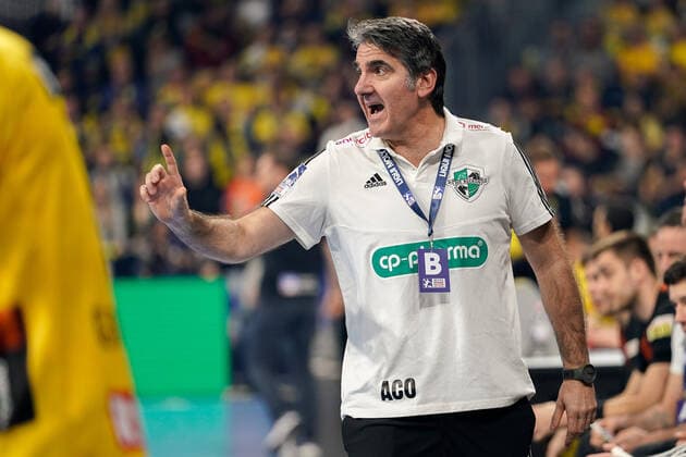 Antonio Carlos Ortega (Trainer, Cheftrainer, Hannover), gibt Anweisungen, gestikuliert, mit den Armen gestikulieren, gives instructions, gesticulate, Einzelbild, Aktion, Action, 04.12.2019, Mannheim (Deutschland), Handball, DHB-Pokal, Rhein-Neckar Löwen - TSV Hannover-Burgdorf