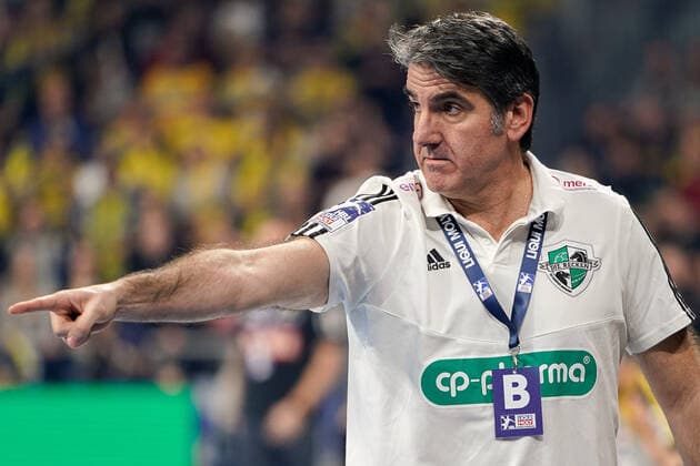 Antonio Carlos Ortega (Trainer, Cheftrainer, Hannover), gibt Anweisungen, gestikuliert, mit den Armen gestikulieren, gives instructions, gesticulate, Einzelbild, Aktion, Action, 04.12.2019, Mannheim (Deutschland), Handball, DHB-Pokal, Rhein-Neckar Löwen - TSV Hannover-Burgdorf