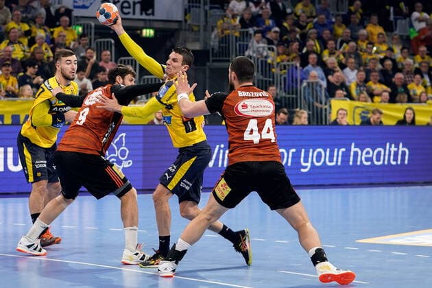 v.li.: Jannik Kohlbacher (RNL, 80), Mait Patrail (Hannover, 9), Andre Schmid (Andy Schmid, RNL, 2), Ilija Brozovic (Hannover, 44), Zweikampf, Spielszene, Duell, duel, tackle, tackling, Dynamik, Action, Aktion, 04.12.2019, Mannheim (Deutschland), Handball, DHB-Pokal, Rhein-Neckar Löwen - TSV Hannover-Burgdorf