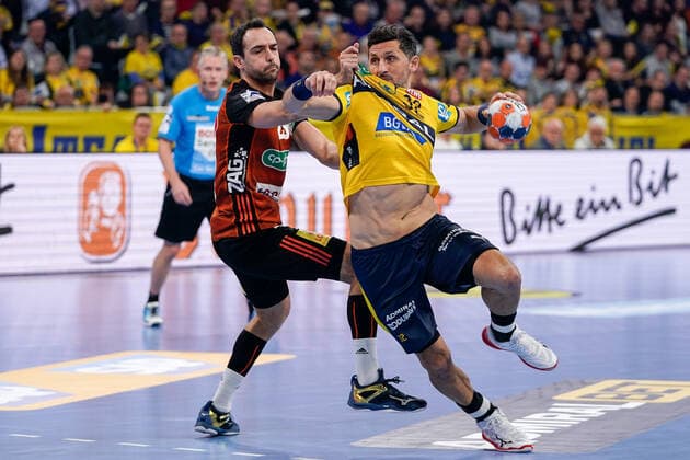 v.li.: Cristian Ugalde Garcia (Hannover, 23), Alexander Petersson (RNL, 32), Zweikampf, Spielszene, Duell, duel, tackle, tackling, Dynamik, Action, Aktion, 04.12.2019, Mannheim (Deutschland), Handball, DHB-Pokal, Rhein-Neckar Löwen - TSV Hannover-Burgdorf