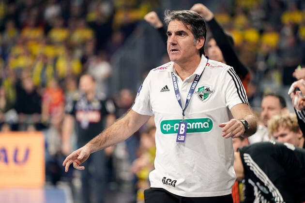 Antonio Carlos Ortega (Trainer, Cheftrainer, Hannover), gibt Anweisungen, gestikuliert, mit den Armen gestikulieren, gives instructions, gesticulate, Einzelbild, Aktion, Action, 04.12.2019, Mannheim (Deutschland), Handball, DHB-Pokal, Rhein-Neckar Löwen - TSV Hannover-Burgdorf