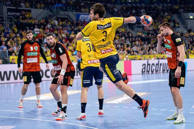 Uwe Gensheimer (RNL, 3), beim Sprungwurf, Wurf, Torwurf, Action, Aktion, Spielszene, 04.12.2019, Mannheim (Deutschland), Handball, DHB-Pokal, Rhein-Neckar Löwen - TSV Hannover-Burgdorf