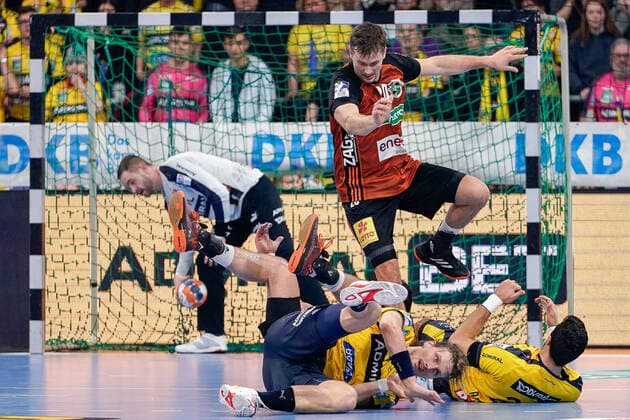 v.li.: Andreas Palicka (Torwart, RNL, 12) holt den Ball aus dem Tor, Jesper Nielsen (RNL, 36) und Gedeon Guardiola (RNL, 30) liegen am Boden, Torschütze Fabian Böhm (Hannover, 20) springt darüber, Aktion, Action, Spielszene, 04.12.2019, Mannheim (Deutschland), Handball, DHB-Pokal, Rhein-Neckar Löwen - TSV Hannover-Burgdorf