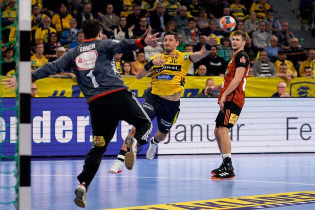 v.li.: Domenico Ebner (Torwart, Hannover, 1), Alexander Petersson (RNL, 32), Fabian Böhm (Hannover, 20), beim Sprungwurf von außen, Wurf, Torwurf, Action, Aktion, Spielszene, 04.12.2019, Mannheim (Deutschland), Handball, DHB-Pokal, Rhein-Neckar Löwen - TSV Hannover-Burgdorf