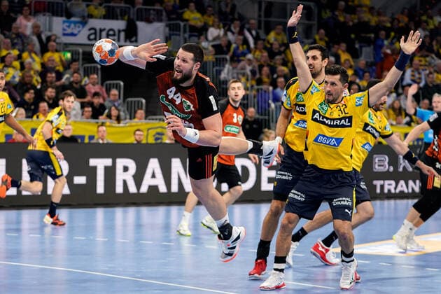 v.li.: Ilija Brozovic (Hannover, 44), Ilija Abutovic (RNL, 20), Alexander Petersson (RNL, 32), beim Sprungwurf, Wurf, Torwurf, Action, Aktion, Spielszene, 04.12.2019, Mannheim (Deutschland), Handball, DHB-Pokal, Rhein-Neckar Löwen - TSV Hannover-Burgdorf