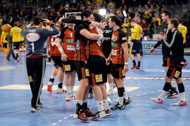 Spieler vom TSV Hannover-Burgdorf (Die Recken), Jubel nach dem Schlusspfiff, Sieg, Sieger, Gewinner, jubelt, jubeln, Freude, optimistisch, Highlight, Action, Aktion, 04.12.2019, Mannheim (Deutschland), Handball, DHB-Pokal, Rhein-Neckar Löwen - TSV Hannover-Burgdorf