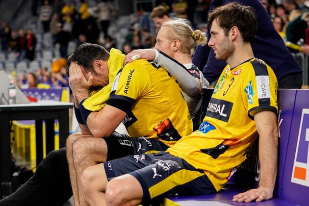 v.li.: Mikael Alf Appelgren (Torwart, RNL, 1), Gedeon Guardiola (RNL, 30) weint, Uwe Gensheimer (RNL, 3), enttäuscht über die Niederlage, Enttäuschung nach dem Schlusspfiff, Highlight, Verlierer, verloren, Frustration, disappointed, pessimistisch, 04.12.2019, Mannheim (Deutschland), Handball, DHB-Pokal, Rhein-Neckar Löwen - TSV Hannover-Burgdorf