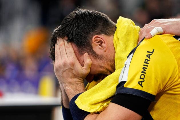 Gedeon Guardiola (RNL, 30) weint nach der Niederlage, enttäuscht über die Niederlage, Enttäuschung nach dem Schlusspfiff, Highlight, Verlierer, verloren, Frustration, disappointed, pessimistisch, 04.12.2019, Mannheim (Deutschland), Handball, DHB-Pokal, Rhein-Neckar Löwen - TSV Hannover-Burgdorf