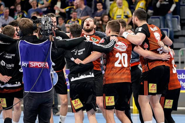 Spieler vom TSV Hannover-Burgdorf (Die Recken), Jubel nach dem Schlusspfiff, Sieg, Sieger, Gewinner, jubelt, jubeln, Freude, optimistisch, Highlight, Action, Aktion, 04.12.2019, Mannheim (Deutschland), Handball, DHB-Pokal, Rhein-Neckar Löwen - TSV Hannover-Burgdorf