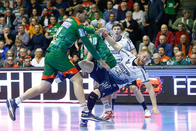 05.12.2019, xtgx, Handball Liqui Moly HBL, SC Magdeburg - SG Flensburg-Handewitt emspor, v.l. Erik Schmidt (Magdeburg, 21), Jim Gottfridsson (Flensburg, 24) wirft Tor, Torschuetze, erzielt Tor, Treffer, scores the goal, Zweikampf, Duell, Kampf, tackle GETEC Arena