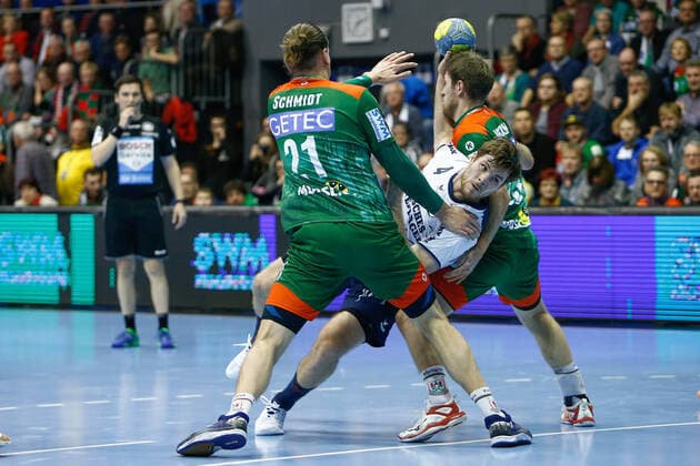 05.12.2019, xtgx, Handball Liqui Moly HBL, SC Magdeburg - SG Flensburg-Handewitt emspor, v.l. Erik Schmidt (Magdeburg, 21), Johannes Golla (Flensburg, 4), Piotr Chrapkowski (Magdeburg, 3) wirft Tor, Torschuetze, erzielt Tor, Treffer, scores the goal, Zweikampf, Duell, Kampf, tackle GETEC Arena