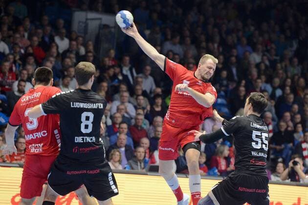 Julius Kuehn (MT Melsungen) beim Wurf; Azat Valiullin (Eulen Ludwigshafen) (R), Gunnar Dietrich (Eulen Ludwigshafen) (NR 8), Marino Maric (MT Melsungen) (L) , GER, MT Melsungen - Die Eulen Ludwigshafen, Handball, 1. Bundesliga Maenner, 05.12.2019, GER, MT Melsungen - Eulen Ludwigshafen, Handball, 1. Liga Maenner, 05.12.2019 Kassel Copyright: xSippel xEibner-Pressefotox EP_rsl