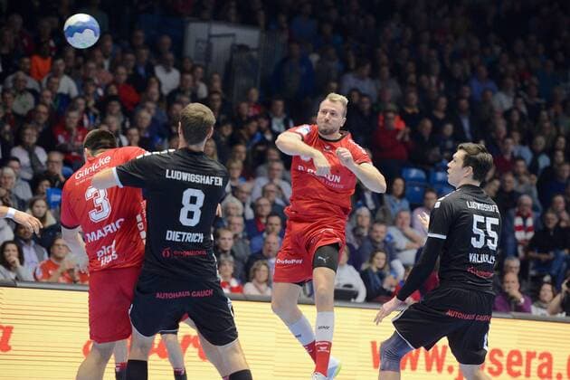 Julius Kuehn (MT Melsungen) beim Wurf; Azat Valiullin (Eulen Ludwigshafen) (R), Gunnar Dietrich (Eulen Ludwigshafen) (NR 8), Marino Maric (MT Melsungen) (L) , GER, MT Melsungen - Die Eulen Ludwigshafen, Handball, 1. Bundesliga Maenner, 05.12.2019, GER, MT Melsungen - Eulen Ludwigshafen, Handball, 1. Liga Maenner, 05.12.2019 Kassel Copyright: xSippel xEibner-Pressefotox EP_rsl