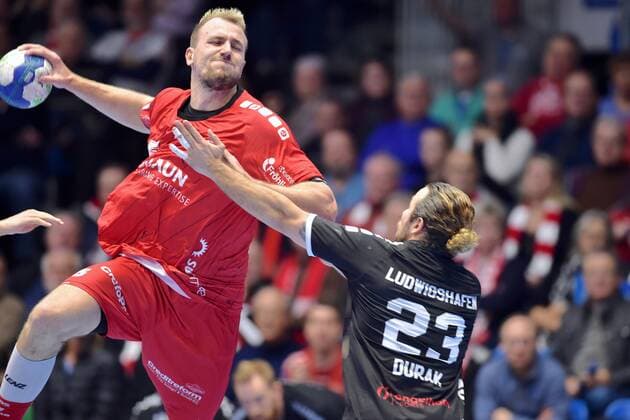 Julius Kuehn (MT Melsungen) (am Ball) und Pascal Durak (Eulen Ludwigshafen) , GER, MT Melsungen - Die Eulen Ludwigshafen, Handball, 1. Bundesliga Maenner, 05.12.2019, GER, MT Melsungen - Eulen Ludwigshafen, Handball, 1. Liga Maenner, 05.12.2019 Kassel Copyright: xSippel xEibner-Pressefotox EP_rsl