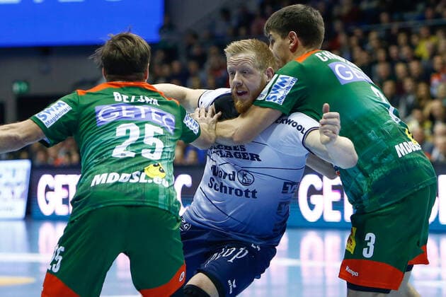 05.12.2019, xtgx, Handball Liqui Moly HBL, SC Magdeburg - SG Flensburg-Handewitt emspor, v.l. Marko Bezjak (Magdeburg, 25), Jim Gottfridsson (Flensburg, 24), Piotr Chrapkowski (Magdeburg, 3) Zweikampf, Duell, Kampf, tackle GETEC Arena