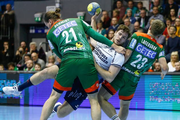 05.12.2019, xtgx, Handball Liqui Moly HBL, SC Magdeburg - SG Flensburg-Handewitt emspor, v.l. Erik Schmidt (Magdeburg, 21), Simon Jeppsson (Flensburg, 17), Albin Lagergren (Magdeburg, 23) Zweikampf, Duell, Kampf, tackle GETEC Arena