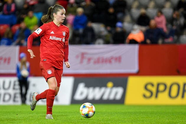 Melanie Leupolz (FC Bayern München, FCB, 8) Freisteller, Ganzkörper, Einzelbild, Aktion, Action, 06.12.2019, München (Deutschland), Fussball, Flyeralarm Frauen-Bundesliga, FC Bayern München - SC Freiburg, DFB DFL REGULATIONS PROHIBIT ANY USE OF PHOTOGRAPHS AS IMAGE SEQUENCES AND OR QUASI-VIDEO.
