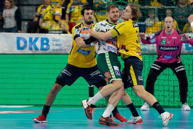 v.li.: Ilija Abutovic (RNL, 20), Kresimir Kozina (Göppingen, 44), Jesper Nielsen (RNL, 36), Zweikampf, Spielszene, Duell, duel, tackle, tackling, Dynamik, Action, Aktion, 08.12.2019, Mannheim (Deutschland), Handball, Bundesliga, Rhein-Neckar Löwen - Frisch Auf! Göppingen