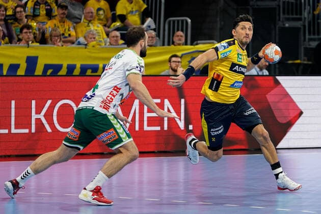 v.li.: Tim Kneule (Göppingen, 4), Alexander Petersson (RNL, 32), Aktion, Action, Spielszene, 08.12.2019, Mannheim (Deutschland), Handball, Bundesliga, Rhein-Neckar Löwen - Frisch Auf! Göppingen