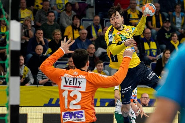 v.li.: Daniel Rebmann (Torwart, Göppingen, 12), Patrick Groetzki (RNL, 24), beim Sprungwurf, Wurf, Torwurf, Action, Aktion, Spielszene, 08.12.2019, Mannheim (Deutschland), Handball, Bundesliga, Rhein-Neckar Löwen - Frisch Auf! Göppingen